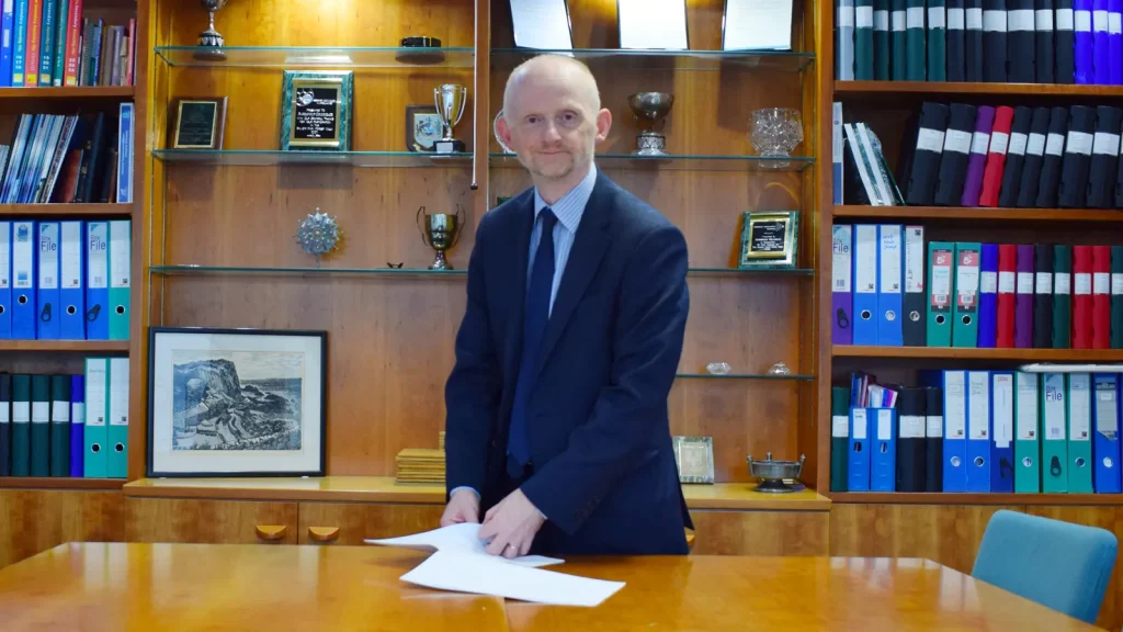 Dr Darrin Barr